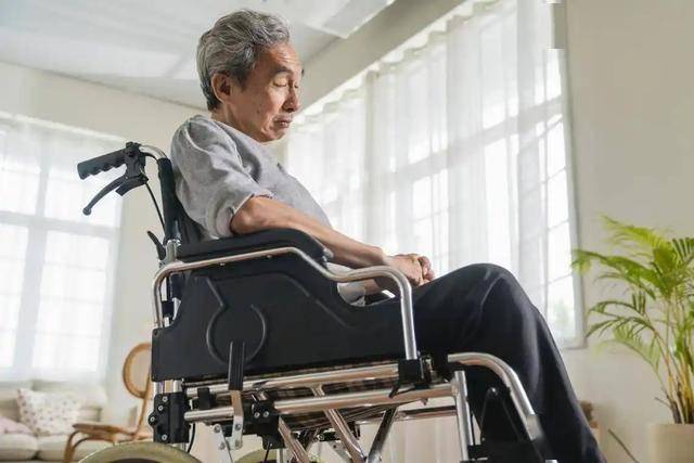 脑梗去世的人越来越多？医生劝告：天热宁可打麻将，也别做3件事