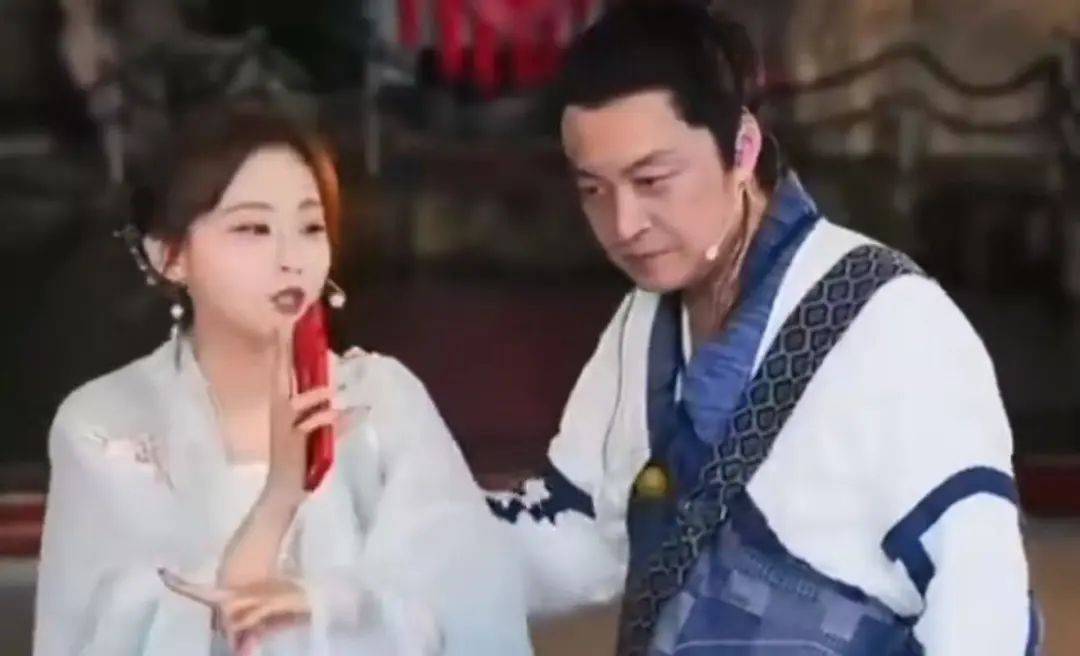 63岁演员马景涛直播时突然晕倒、后脑勺磕地！主持人大喊断播