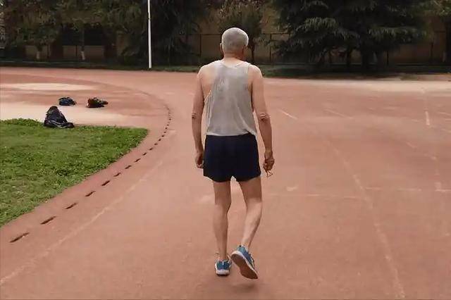 医生发现：每天坚持慢跑的老人，不出几个月，肝脏或有这3种变化