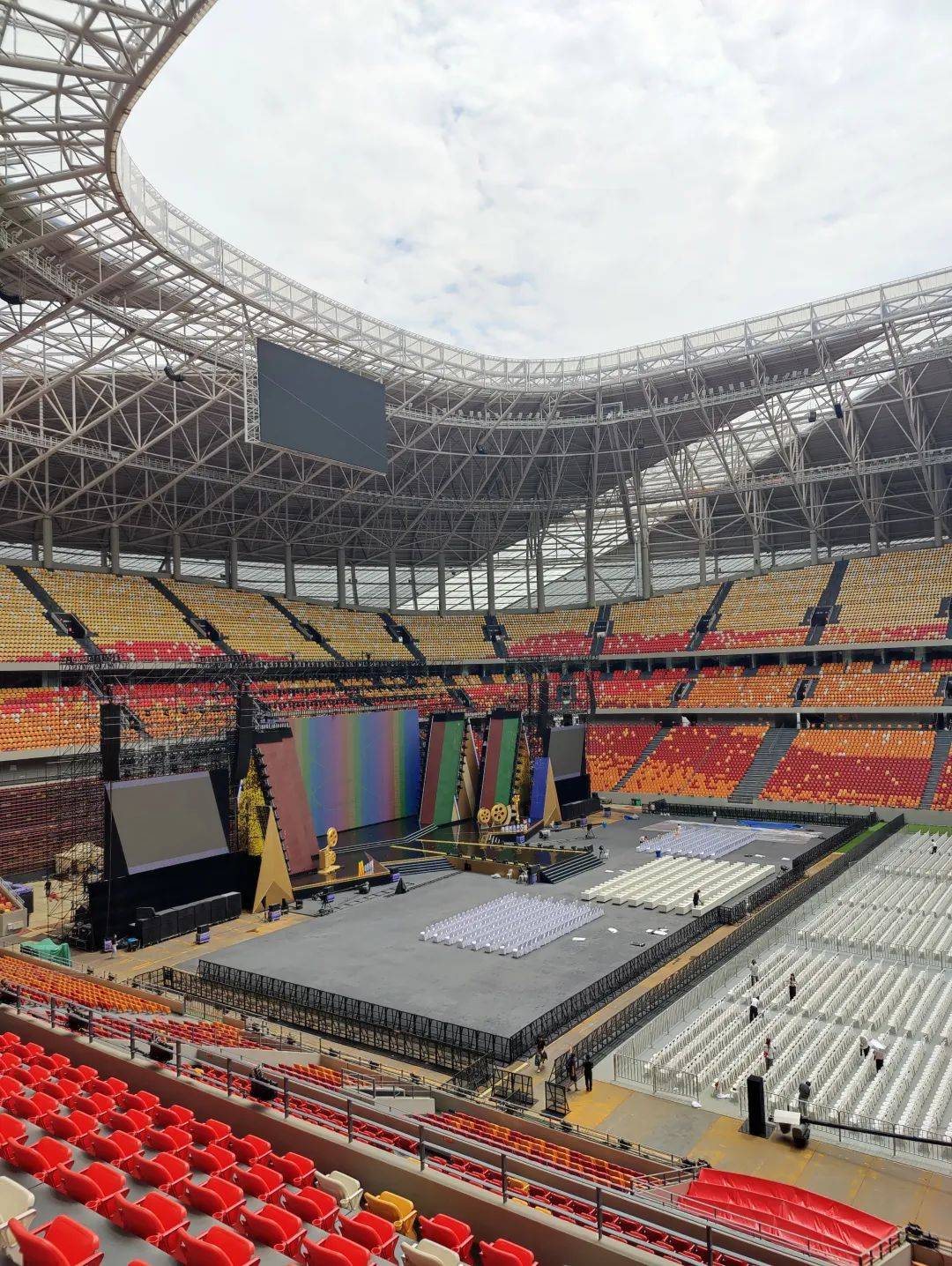 易烊千玺、于适、魏大勋…都要来，今晚两江新区龙兴足球场见！