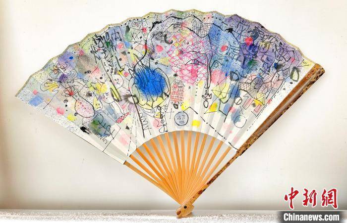 “风口摩登——傅益瑶、牛安双人展”在沪开幕 传统扇面邂逅当代艺术