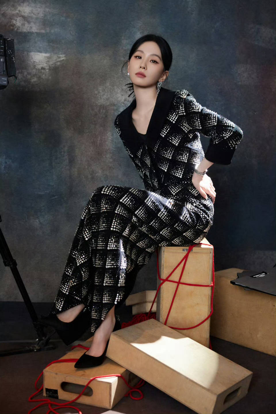 刘诗诗身穿珠宝长裙复古高贵 气质优雅文艺格调满满