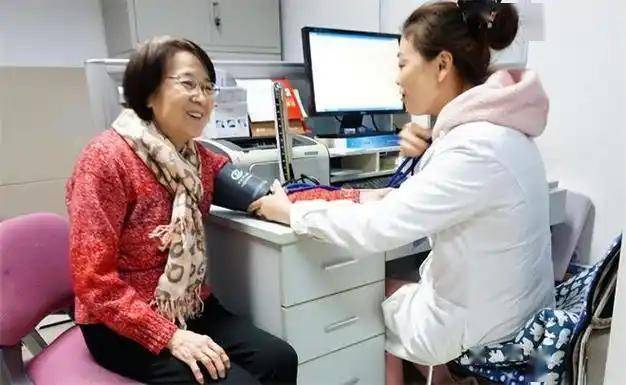 高血脂与睡眠有关？医生警告：患高血脂的人，睡觉牢记“3避免”