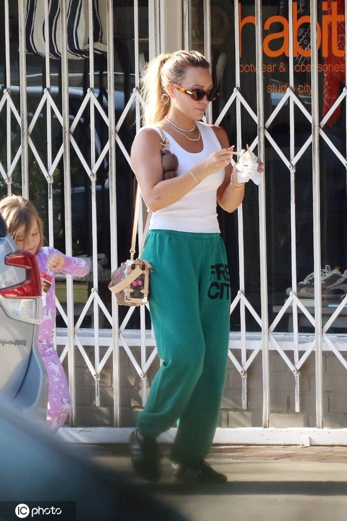 希拉里·达夫和家人在街头吃冰淇淋悠闲惬意