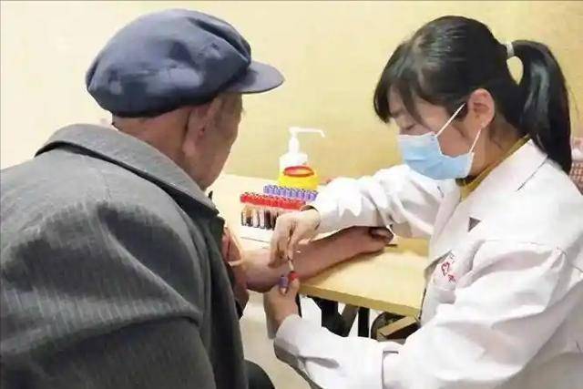 高温来袭，医生叮嘱高血脂患者：宁愿吃点鸡蛋，也别顿顿吃这4物