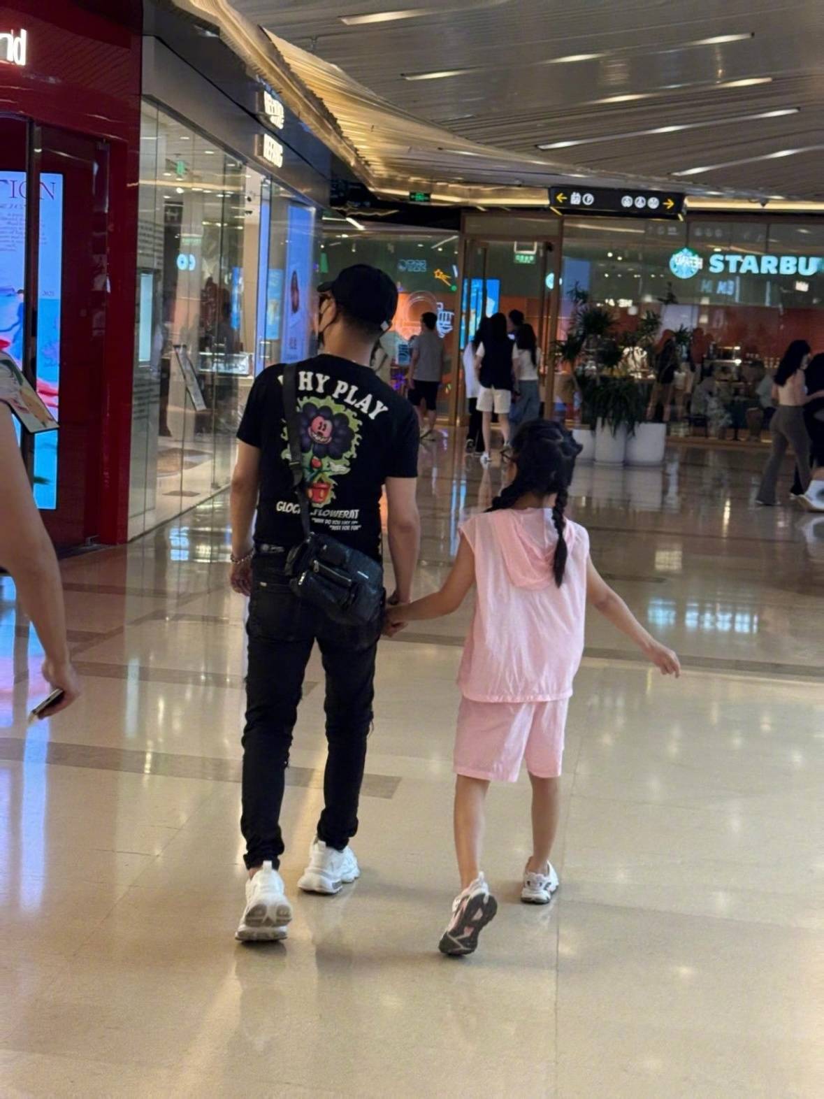 汪峰带两个孩子逛街 左右手各牵一娃超幸福