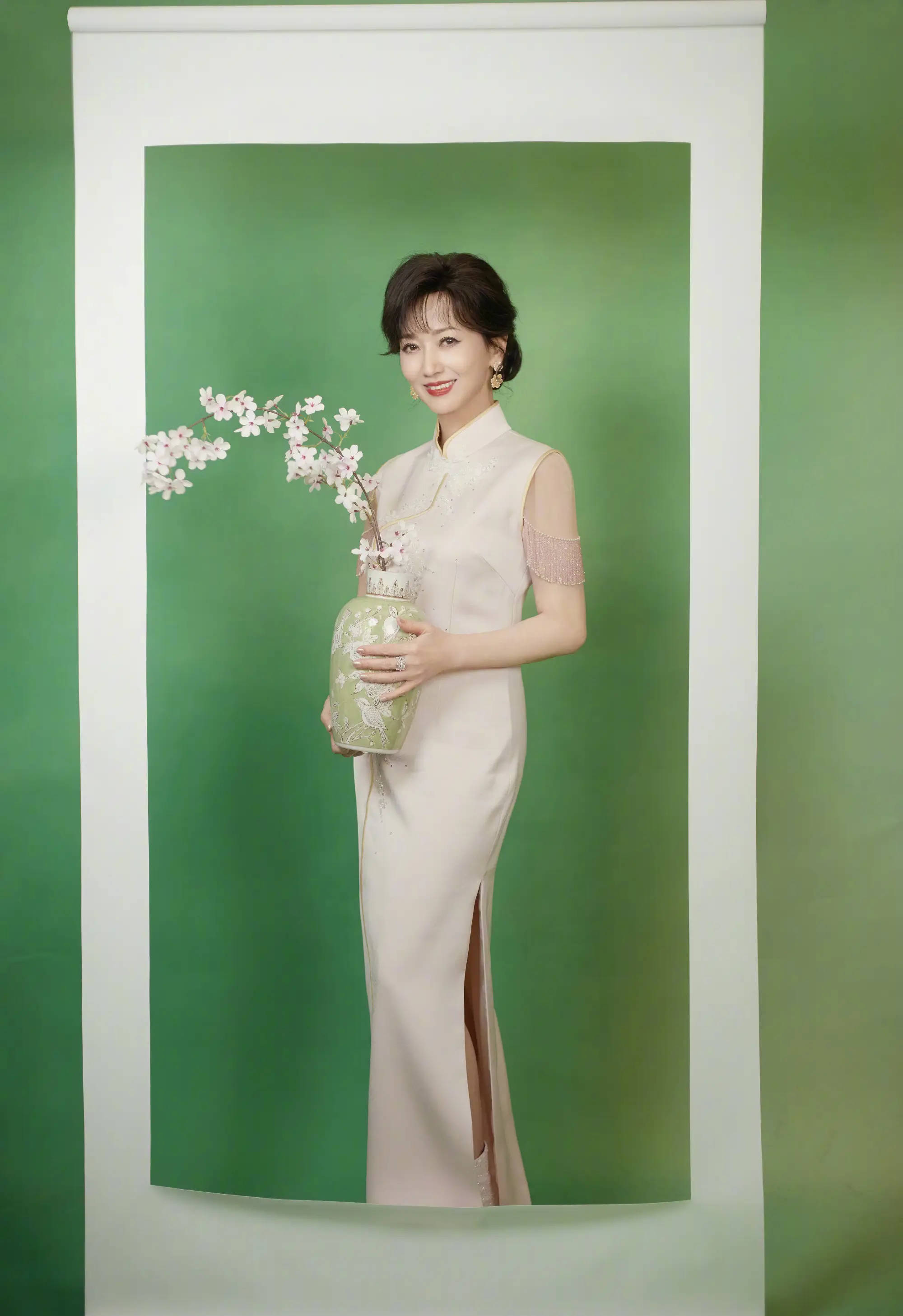 71岁赵雅芝穿旗袍装气质优雅 宛若画中古典美人好养眼