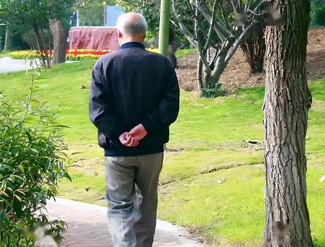 高血压患者要少散步？医生告诫：想要血压稳定，运动牢记这4点！