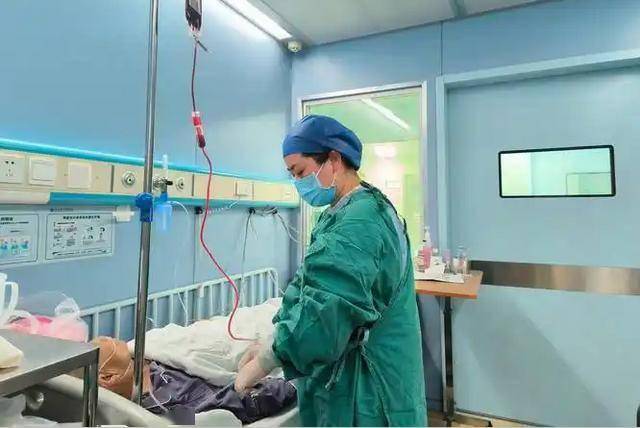 白血病盯上老年人！医生含泪苦劝：卧室里久放的4类物品，赶紧扔