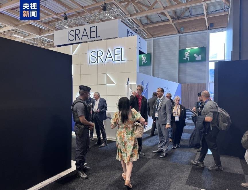 拒绝移走攻击性武器，巴黎航展部分以色列展台被围上“黑墙”