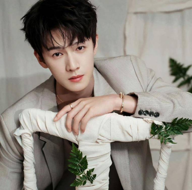 李昀锐半年内第二次受邀巴黎时装周