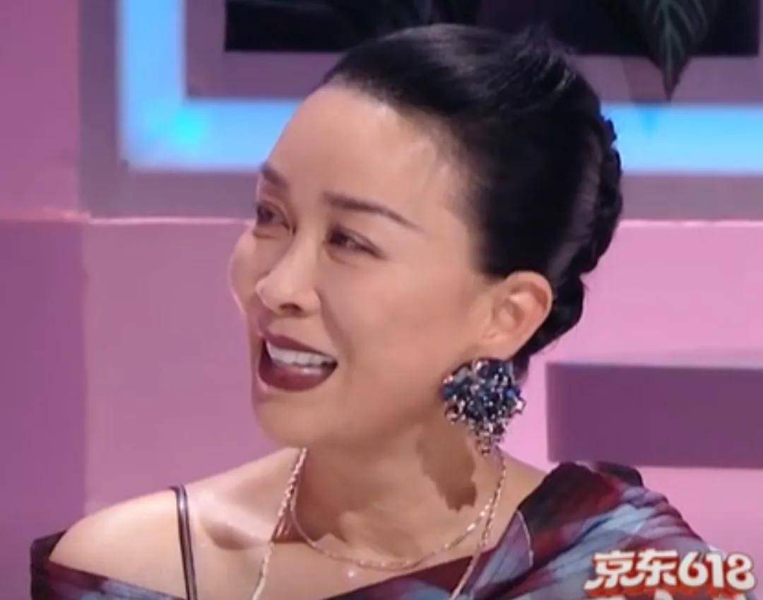 原创            那英再掀热潮，全开麦连唱六首歌，忘词自嘲更显真性情