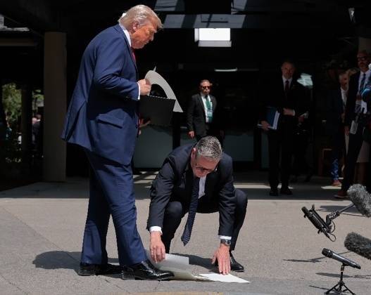 G7峰会上弯腰捡起特朗普掉落的文件，斯塔默回应：为了避免安全恐慌