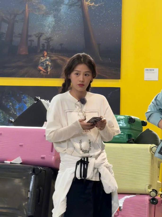 马思纯扎麻花辫穿t恤衫自然松弛 瘦身成功状态超好