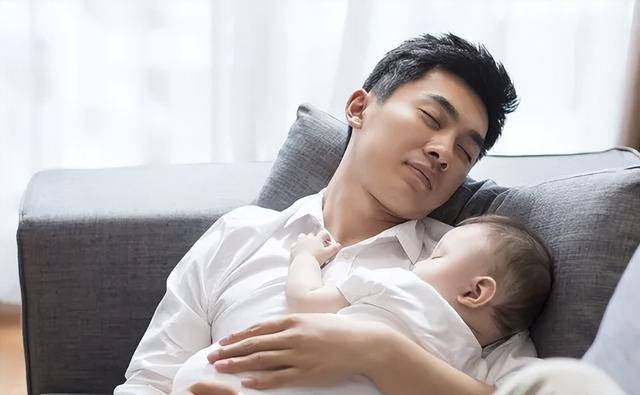 有了孩子后，男人越早进入爸爸的角色，家庭就越幸福稳定