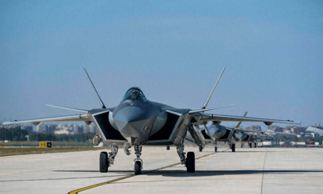 中国歼-20展威东海，成功逼退美军F-35，再敢上门挑衅，当心有来无回！
