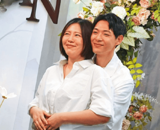 刘品言连晨翔登记结婚照曝光 揽肩搂腰十分恩爱