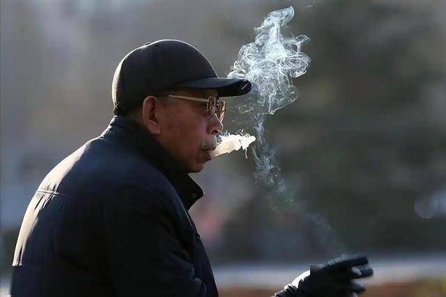 医生发现：男性若长期不吸烟，用不了多长时间，身体或有4个变化