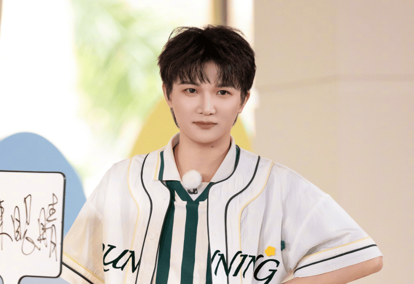 原创            《奔跑吧》评论区沦陷！撕名牌又惹争议，周深被拖拽11秒耳朵发紫