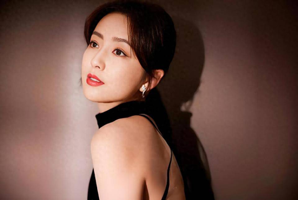 “同脸不同命”？佟丽娅、董璇合体上综艺，一个大女人一个小女人