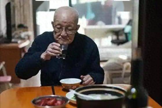 调查发现：那些爱喝点啤酒的人，到了65岁以后，大多变成了这样