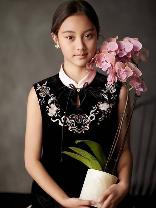 原创            从综艺童星到抑郁少女甜馨，被父母亲手推入深渊