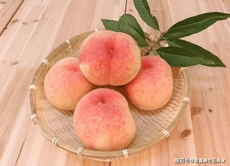 原创            桃子香甜正当季，但也有死敌，提醒：二者万不可同吃，还有3人不能吃！