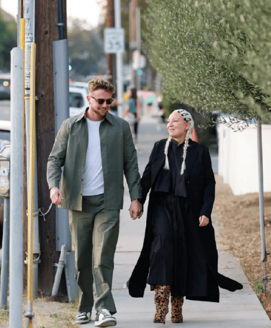 Sia与小21岁真人秀明星约会 女方今年3月宣布离婚