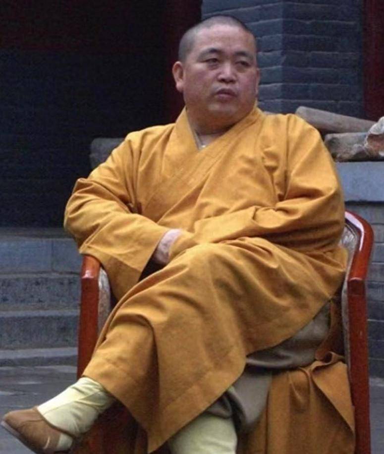 原创            太辣眼！释永信亲吻李湘画面曝光，曝在郑州养女大学生，早露端倪