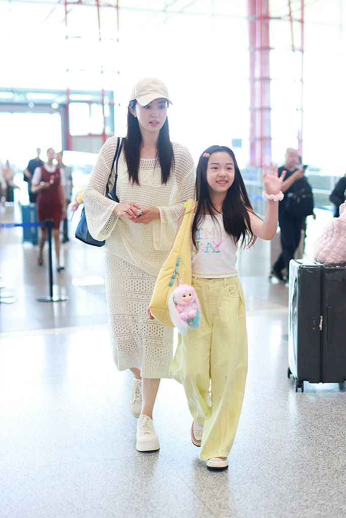 董璇公开再婚后带女儿现身机场 九岁小酒窝活泼开朗明媚动人
