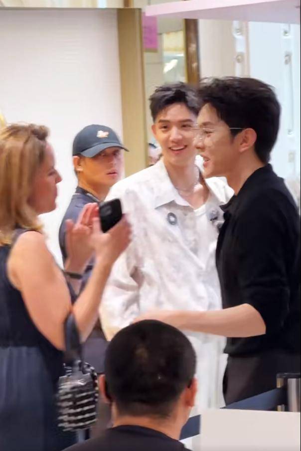 原创            巴黎震撼瞬间，阿诺骨感惊人，李佳琦眼神犀利，赵昭仪魁梧吸睛