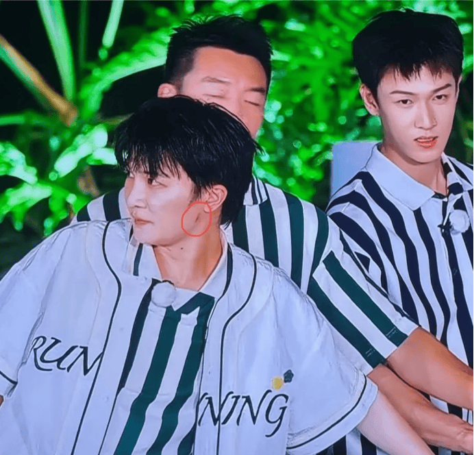 拿命换流量？周深被勒颈11秒险丧命，综艺安全警钟该敲响了