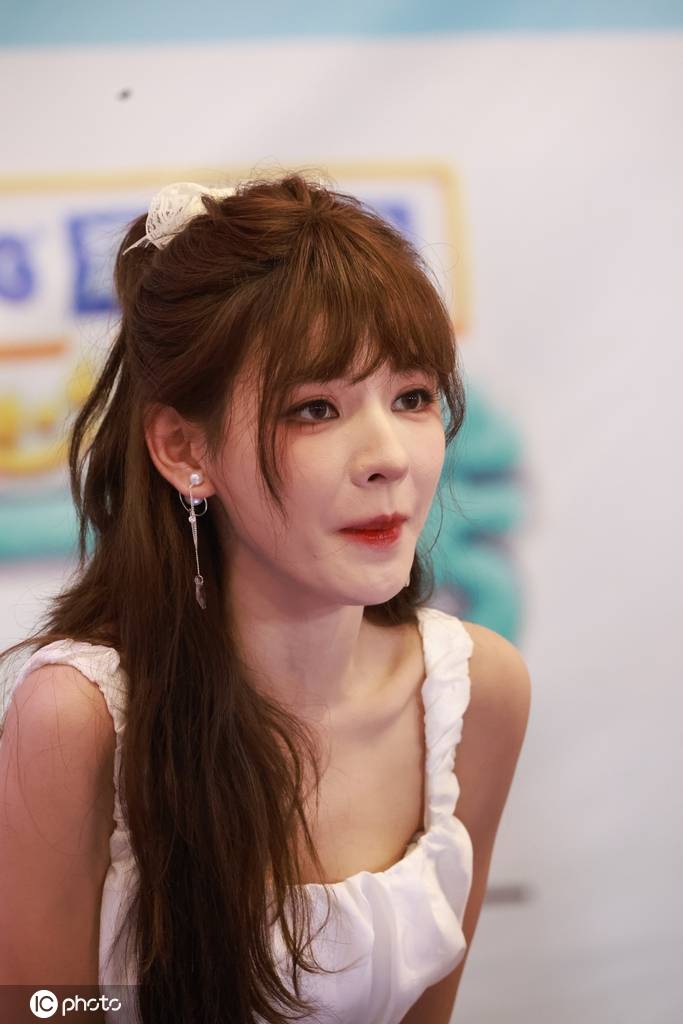 张予曦亮相成都《微笑一号店》一日店长活动 半马尾发型元气少女