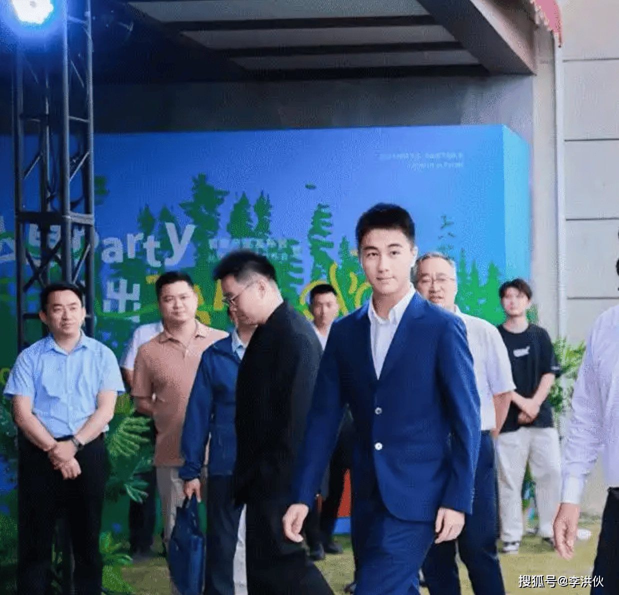 原创            上个月才收购王思聪公司，何猷君被曝已欠薪半年，一年亏损上千万