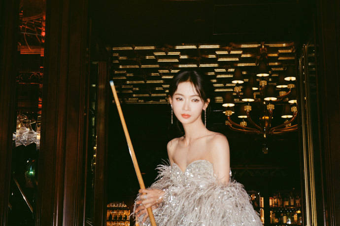 吴谨言化身复古摩登女郎 抹胸亮片勾勒曼妙身材