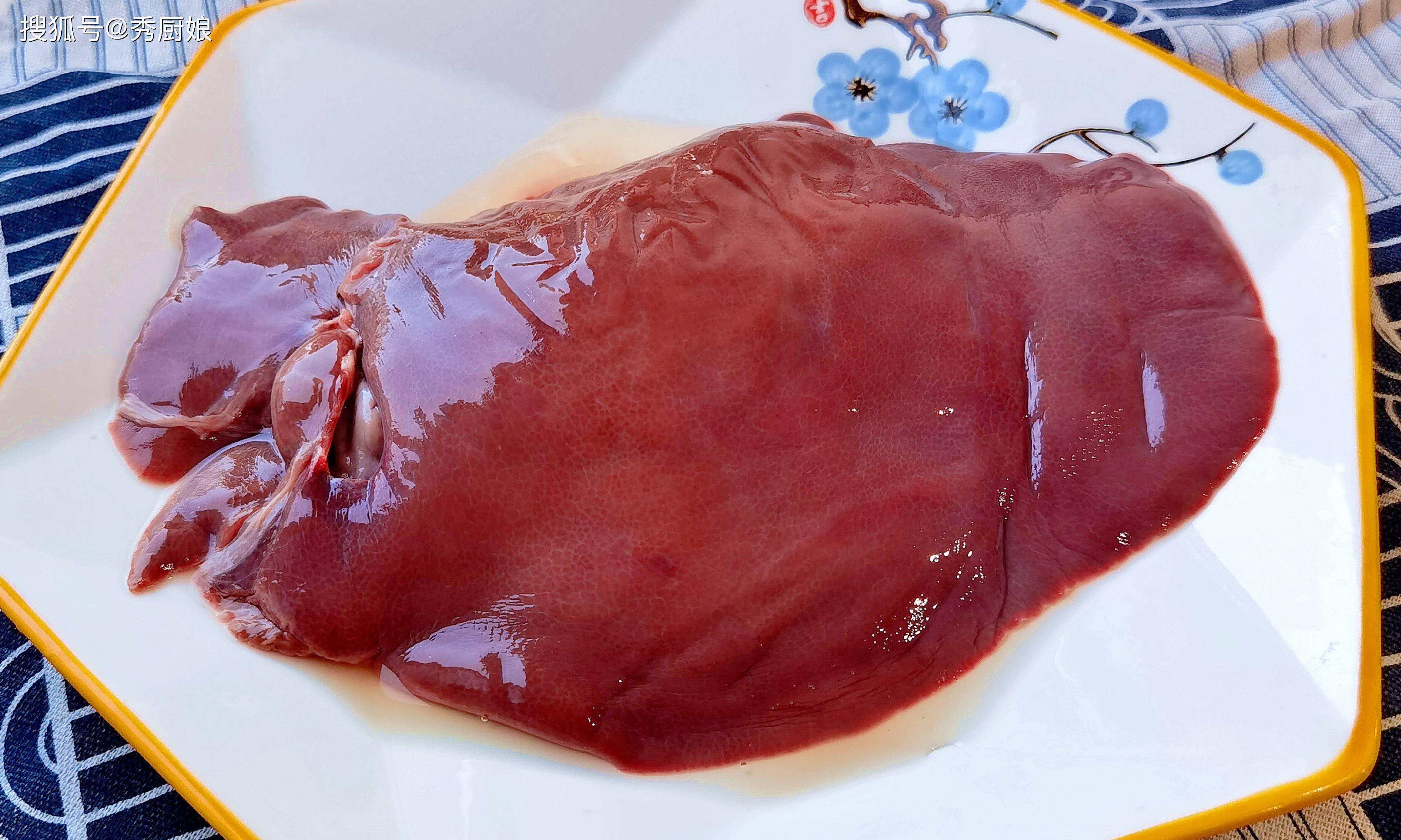 原创            猪肝最忌只用清水洗，等于吃毒素，大厨教你一招，腥味毒素全跑光