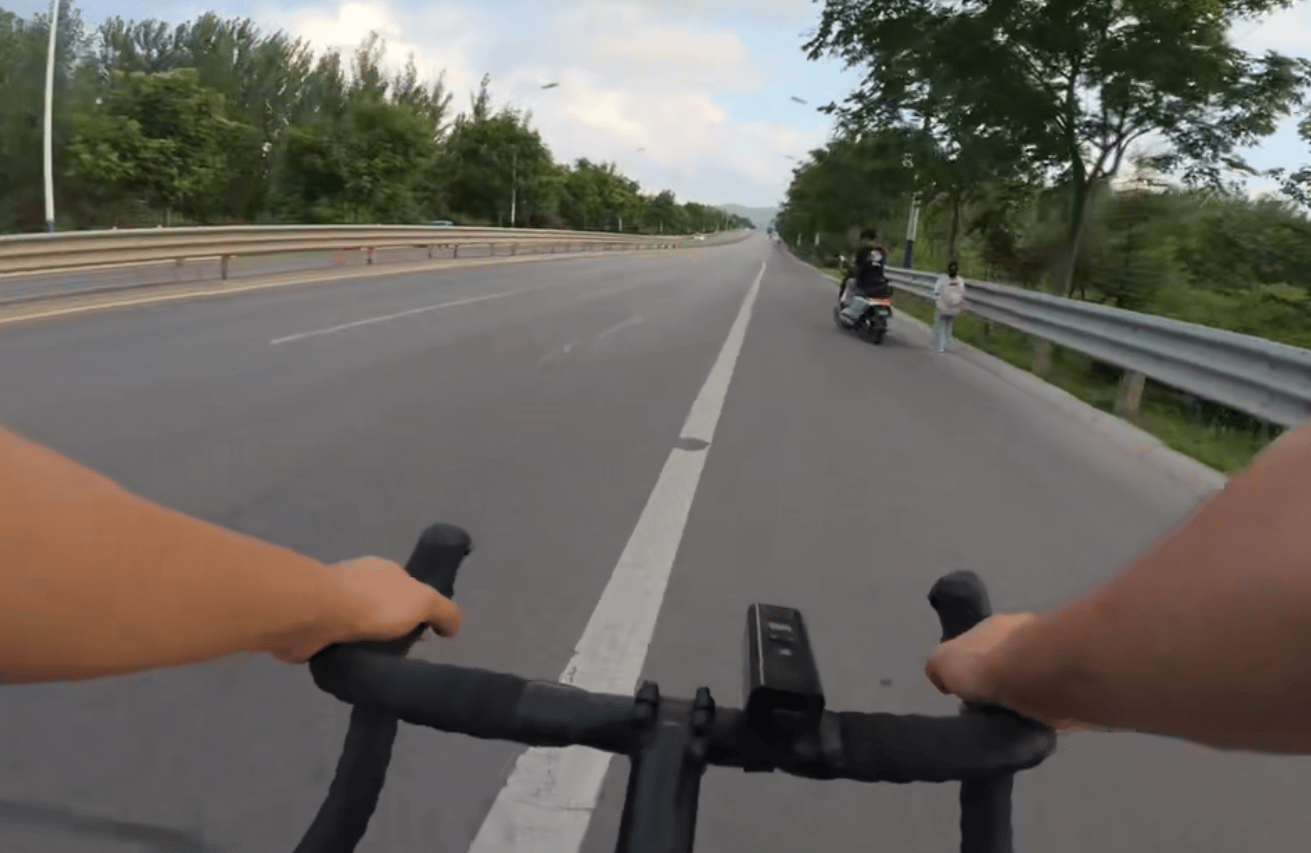 山东费县一男子路遇小女孩独自行走，旁边还有个骑电动车的小伙跟随，背后原因暖心