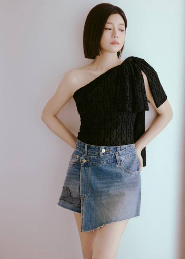 原创            42岁陈妍希离婚后录综艺！斜方肌突出脖子短还粗显胖，妆造不上镜