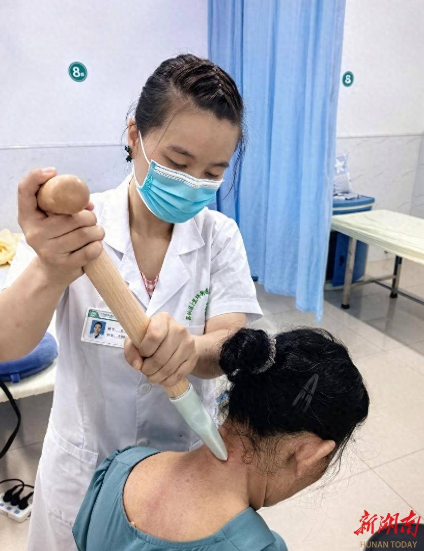 郴州医共体双技下沉社区 “冬病夏治”特色疗法暖民心