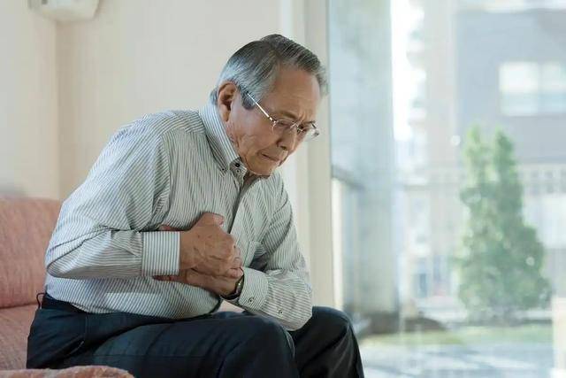 心梗患者到最后都是怎么去世的？医生：离世前，身体或有4个征兆
