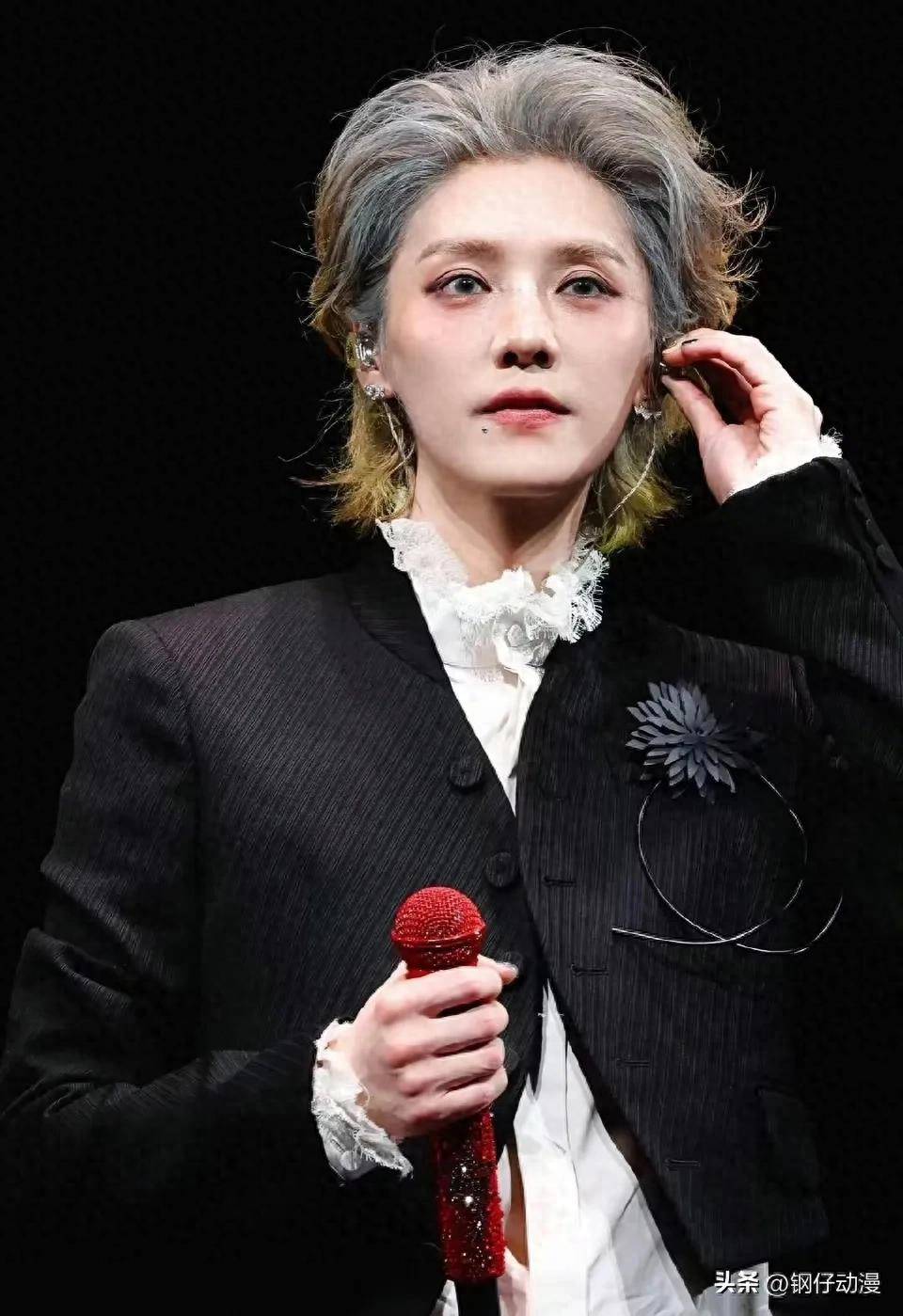 邓超痛哭不已，关晓彤举动成谜，鹿晗又瘦又憔悴，10亿天价违约金