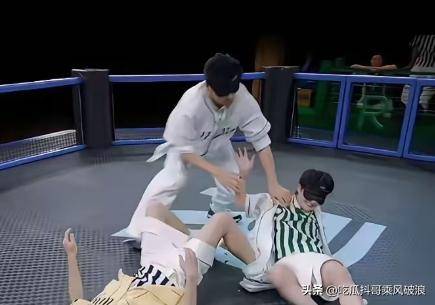 原创            二选一？姚PD注销个人账号，周深因粉丝疑已陷入两难境地！