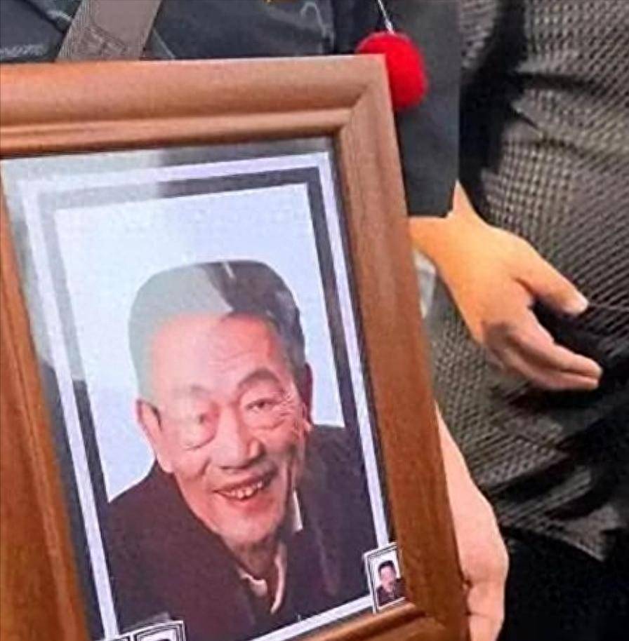 原创            杨议曝冯巩没来葬礼真相！打俩电话没接，送来一纸公函，冯巩真冤