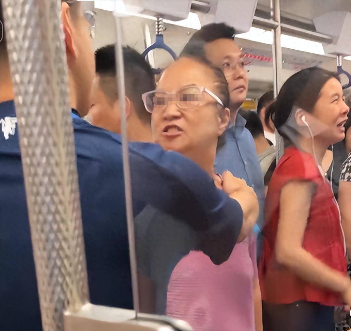 大妈地铁辱骂乘客后续:警方介入,乘警面前叫骂,孙子都嫌她丢脸