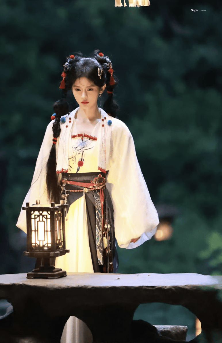 鞠婧祎扎麻花辫青春靓丽 莞尔一笑楚楚动人