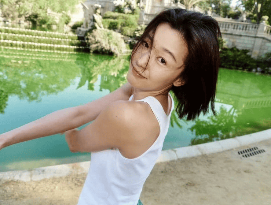 原创            全智贤眼里有光了！网友猜测她要离婚，近照似少女打扮粉嫩秀身材