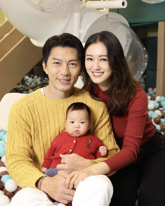 TVB人气cp罕见合体！头贴头亲密合照，男方上个月宣布妻子怀二胎