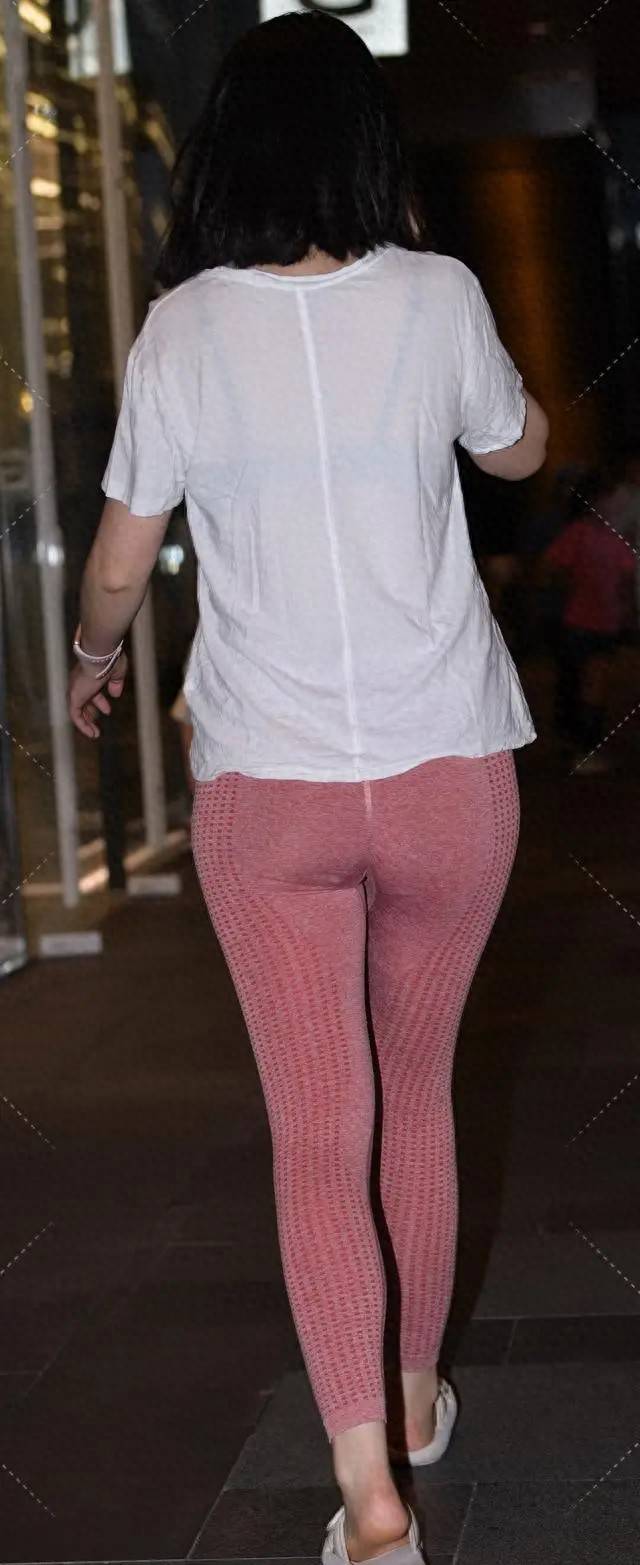 原创            夏日简约行，打底裤配白 T，舒适亦时尚