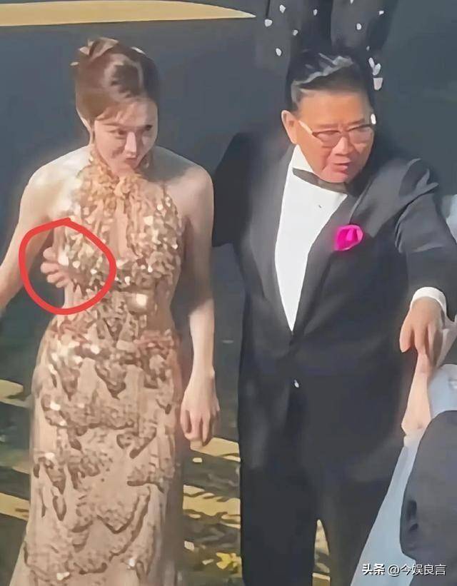 原创            咸猪手、占C位！姜妍真倒霉，主持人曹可凡“越扒越有”太嚣张