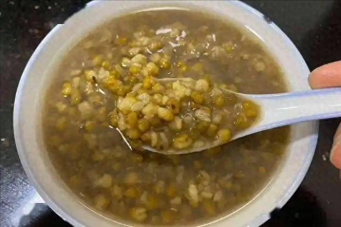 绿豆汤再次被关注！医生发现：糖尿病人喝绿豆汤时，多注意这3点